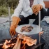 Höfats TRIPLE Table til grill og stegning på TRIPLE bålfade