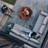 Höfats TRIPLE 120 Bålfad i Corten stål med brændende træstammer, placeret på en hvid overflade. Bålfadet har et moderne design o