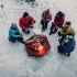 Höfats TRIPLE 120 Bålfad i Corten stål med brændende træstammer, placeret på en hvid overflade. Bålfadet har et moderne design o