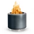 Røgfrit Solo Stove Bonfire + Stand 2.0 bålfad i Gunmetal finish med aktive flammer og rustfrit stål base.